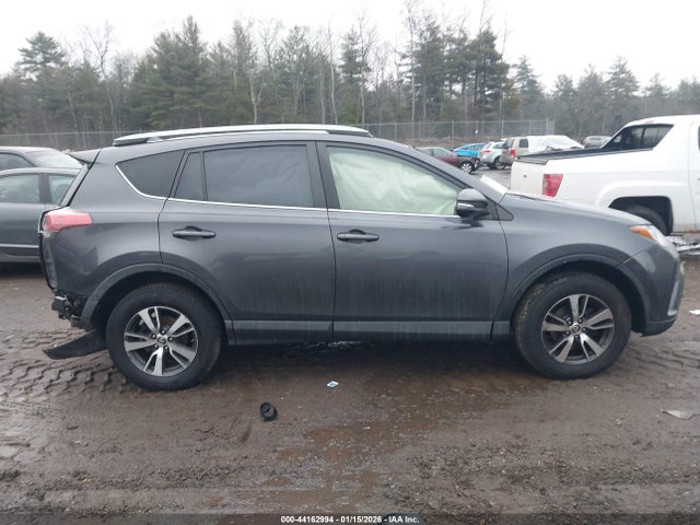 JTMRFREV9JJ194716 Toyota Rav4 Xle
