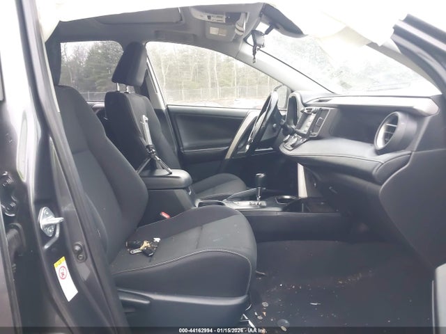 JTMRFREV9JJ194716 Toyota Rav4 Xle