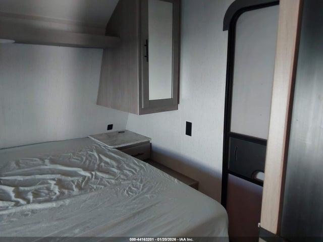 44163201 :رقم المزاد ، 4YDTCMM24NY935986 vin ، 2022 Coleman Lantern مزاد بيع