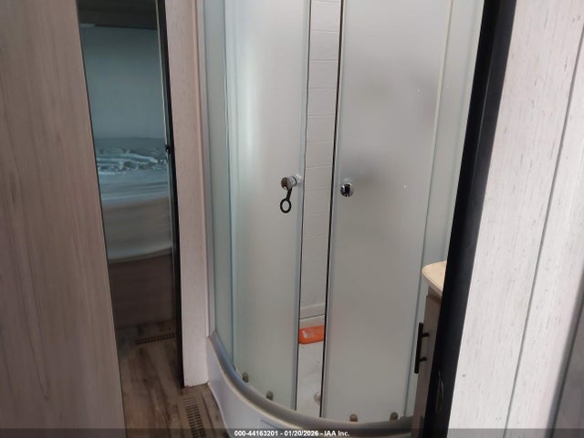 44163201 :رقم المزاد ، 4YDTCMM24NY935986 vin ، 2022 Coleman Lantern مزاد بيع