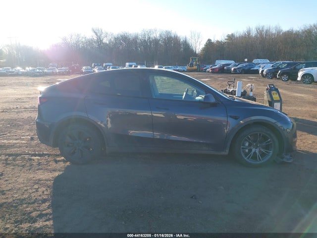Продаж на аукціоні авто 2024 Tesla Model Y Long Range Dual Motor All-wheel Drive, vin: 7SAYGDEEXRA333993, номер лоту: 44163205