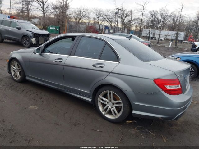 2012 MERCEDES-BENZ C 300 WDDGF8BBXCR198442 Photo 2