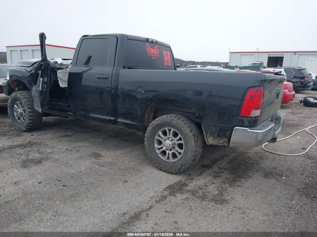 2015 RAM 2500 3C6UR5CL7FG624285 Photo 2