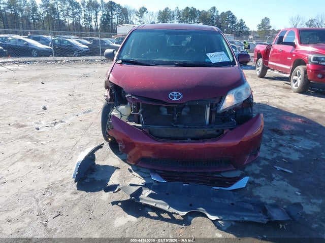 5TDKK3DC1FS589946 Toyota Sienna Le 8 Passenger