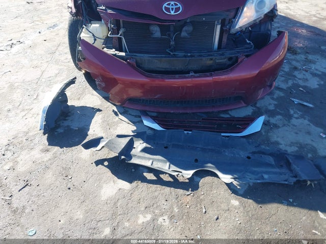 5TDKK3DC1FS589946 Toyota Sienna Le 8 Passenger