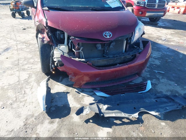 5TDKK3DC1FS589946 Toyota Sienna Le 8 Passenger