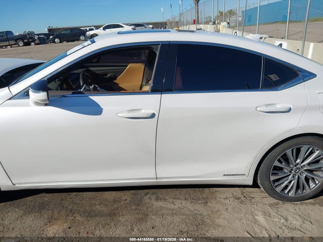 Lexus ES 300H 2020 58AD21B10LU010259 Image 15