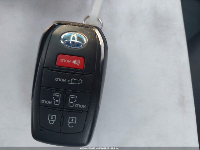 Toyota Sienna Platinum 2024 5TDERKEC3RS215747 Image 11