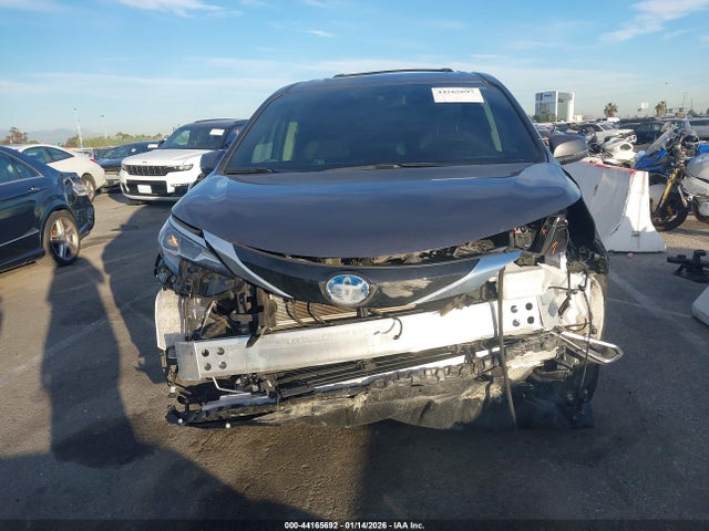 Toyota Sienna Platinum 2024 5TDERKEC3RS215747 Image 13