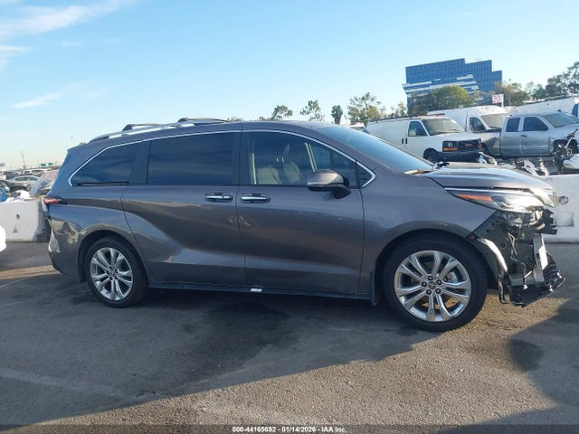 Toyota Sienna Platinum 2024 5TDERKEC3RS215747 Image 14