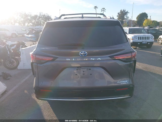 Toyota Sienna Platinum 2024 5TDERKEC3RS215747 Image 17