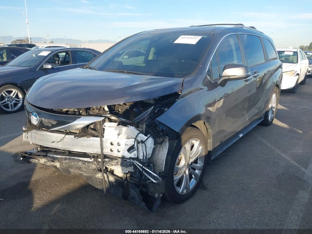 Toyota Sienna Platinum 2024 5TDERKEC3RS215747 Image 2