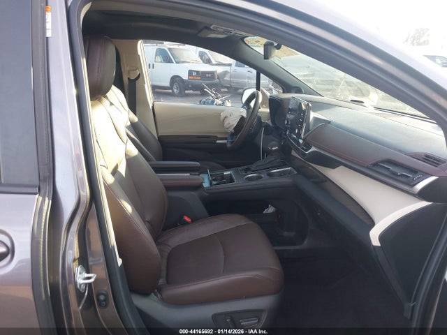 Toyota Sienna Platinum 2024 5TDERKEC3RS215747 Image 5