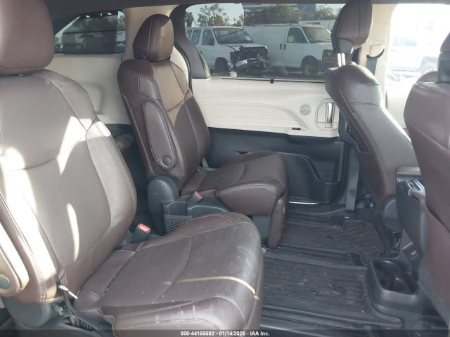 Toyota Sienna Platinum 2024 5TDERKEC3RS215747 Image 8