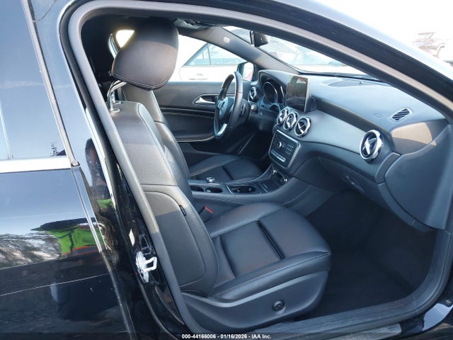 WDCTG4EB0JJ418395 Mercedes-Benz GLA 250