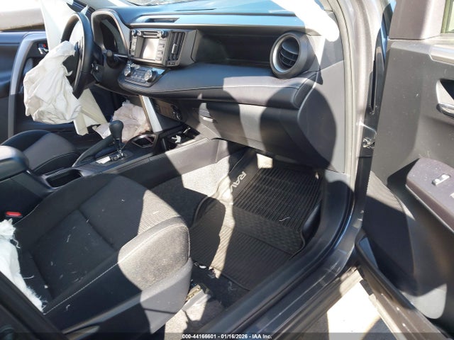 JTMRFREV2JJ179555 Toyota Rav4 Xle