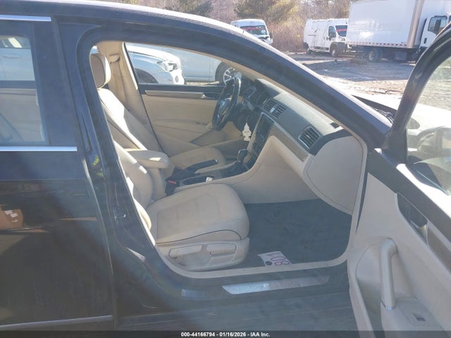 1VWGT7A33HC061647 Volkswagen Passat 1.8t Se