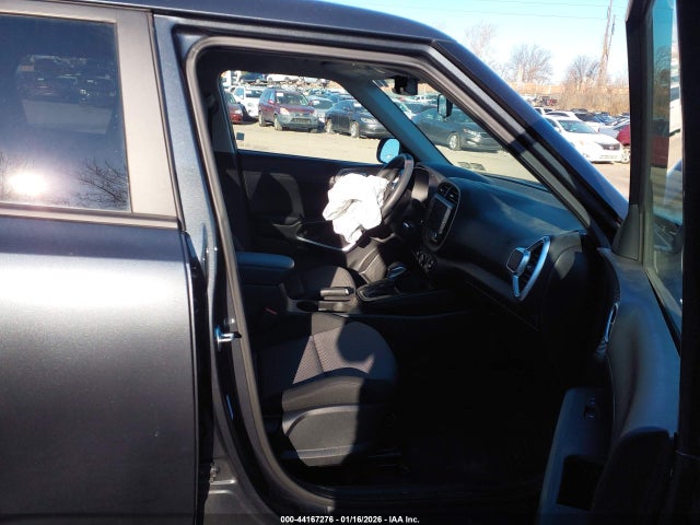 KNDJ23AU0R7241370 KIA SOUL LX