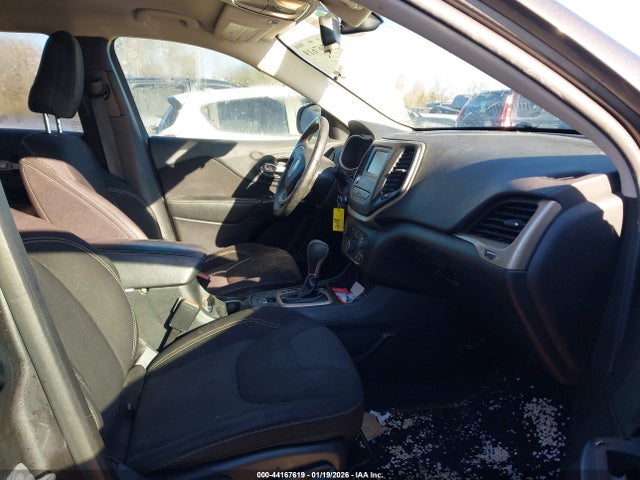 1C4PJLCB3FW637965 Jeep Cherokee Latitude