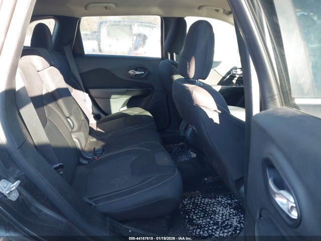 1C4PJLCB3FW637965 Jeep Cherokee Latitude