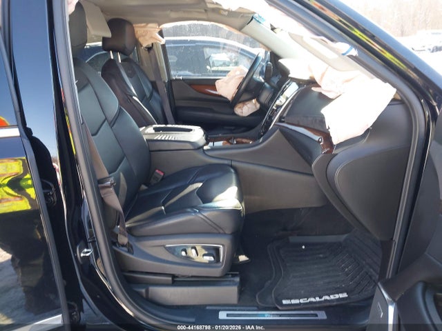44168798 :رقم المزاد ، 1GYS4BKJ8HR378471 vin ، 2017 Cadillac Escalade Luxury مزاد بيع