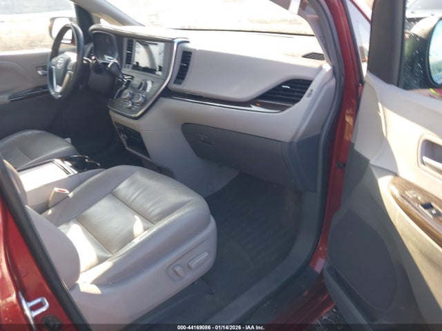 2017 TOYOTA SIENNA 5TDYZ3DC7HS767030 Photo 4