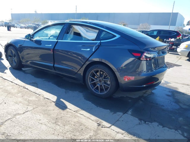 2018 TESLA MODEL 3 5YJ3E1EA3JF048147 Photo 2