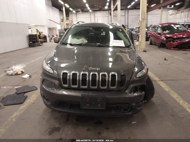 1C4PJMCS3HW658517 Jeep Cherokee Latitude 4x4