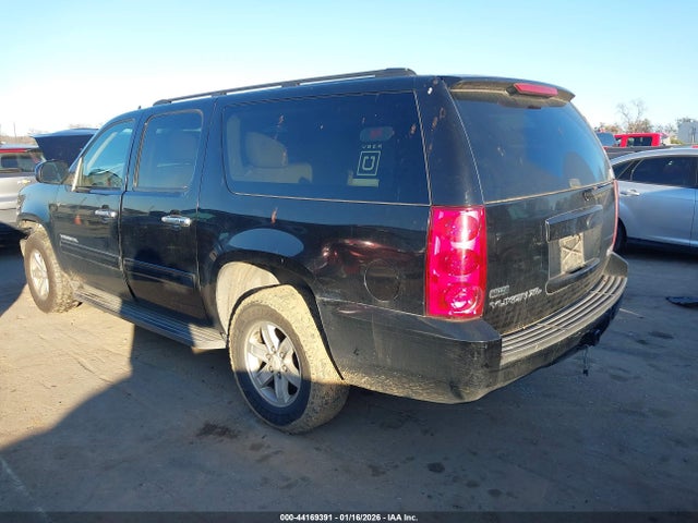 2011 GMC YUKON XL 1500 1GKS1HE0XBR176313 Photo 2