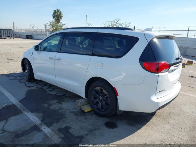 2019 CHRYSLER PACIFICA HYBRID 2C4RC1H77KR533042 Photo 2
