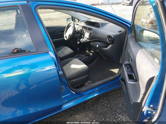JTDKDTB30F1577894 Toyota Prius C Two
