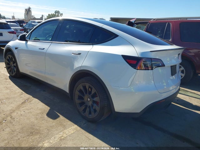 2023 TESLA MODEL Y 7SAYGDEE1PF636340 Photo 2