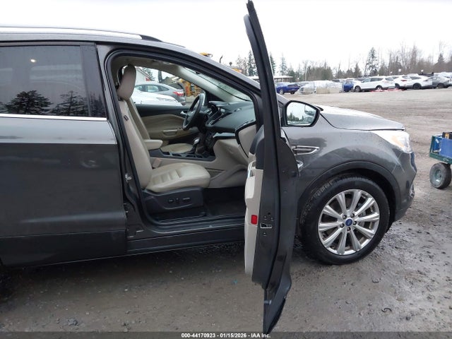 1FMCU0J98JUB16793 Ford Escape Titanium