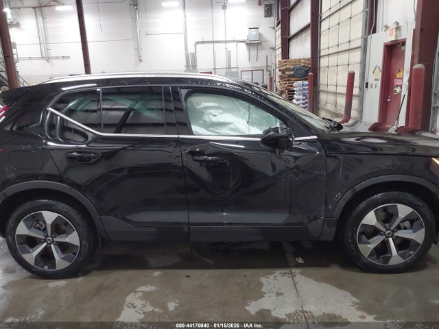 Volvo Xc40 B5 Core Bright Theme 2025 YV4L12UJ5S2596610 Image 14
