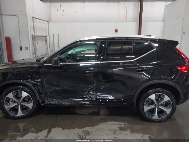Volvo Xc40 B5 Core Bright Theme 2025 YV4L12UJ5S2596610 Image 15