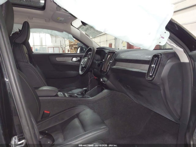 Volvo Xc40 B5 Core Bright Theme 2025 YV4L12UJ5S2596610 Image 5