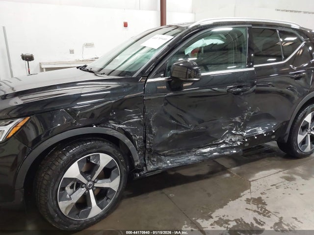Volvo Xc40 B5 Core Bright Theme 2025 YV4L12UJ5S2596610 Image 6