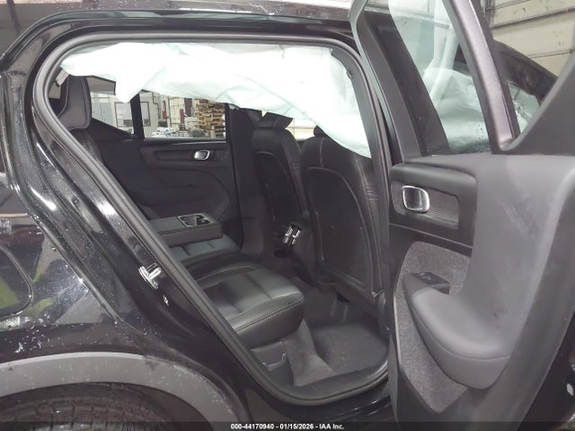 Volvo Xc40 B5 Core Bright Theme 2025 YV4L12UJ5S2596610 Image 8