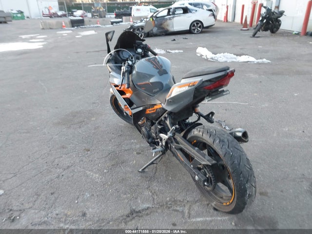 Kawasaki EX400 2018 JKAEXKG10JDA11101 Image 3