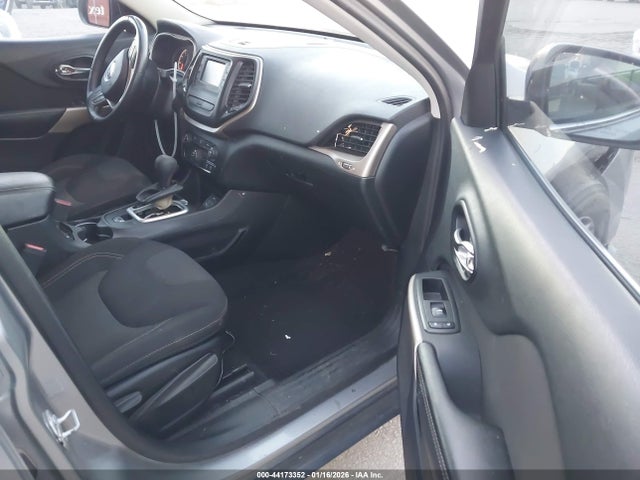 1C4PJLCB1HW667467 Jeep Cherokee Latitude Fwd