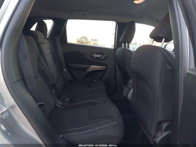 1C4PJLCB1HW667467 Jeep Cherokee Latitude Fwd