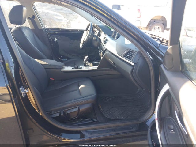 WBA8A9C58HK620202 BMW 320i