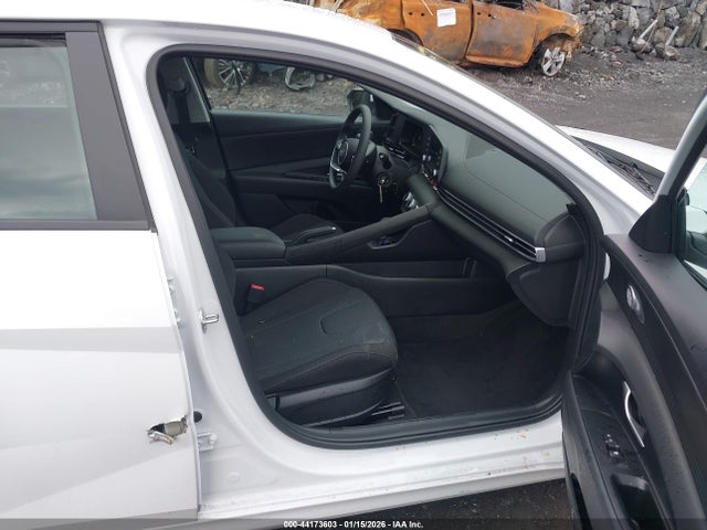 KMHLL4DG3SU987493 Hyundai ELANTRA SE