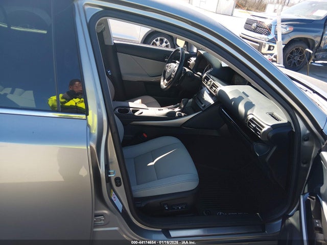 2016 LEXUS IS 200T JTHBA1D25G5027617 Photo 4