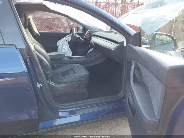 2022 Tesla Model Y Long Range Dual Motor All-wheel Drive მანქანა იყიდება აუქციონზე, vin: 7SAYGDEE8NF441493, აუქციონის ნომერი: 44174697