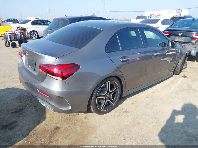 W1K3G4EB9NJ340328 Mercedes-Benz A 220