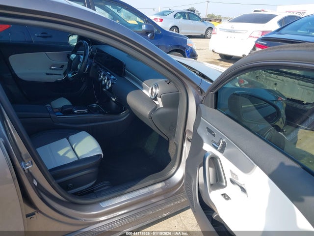 W1K3G4EB9NJ340328 Mercedes-Benz A 220