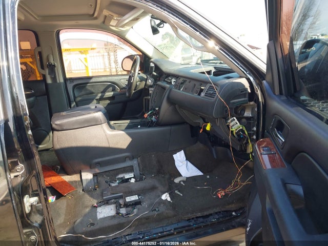 44175252 :رقم المزاد ، 1GNUCKE03AR231539 vin ، 2010 Chevrolet Suburban 1500 Ltz مزاد بيع