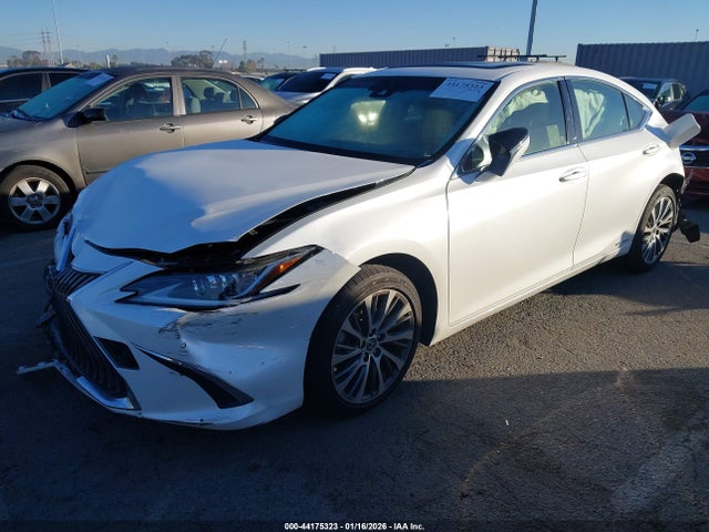Lexus ES 300H 2019 JTHB21B18K2019996 Image 2