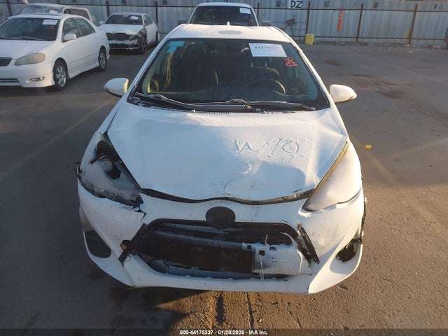 JTDKDTB31G1589800 Toyota Prius C Two